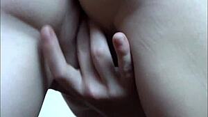 ティーン18+がカレッジの先生に会いながらオナニー