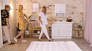 Üvey ebeveynler üvey kızla masaj orgisi yapıyor!