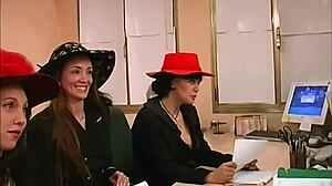 Fant, ta ogromni orgij v agenciji je čista kaosa z globokim grlom in raztrganimi nogavicami povsod!