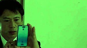 オフィスワーカーが退屈なデスクジョブから逃げながらビッグコックジュースを取る