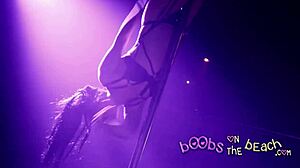 パーティーガールズが言うよ、クラブでアスを振るの見て！