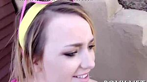 Чувствам се толкова претоварен гледайки Jennifer White в интензивния тийн стрийм с груб догистайл секс