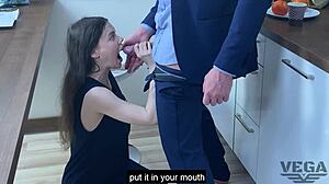 Polusestra uhvaćena sa dildom dozvoljava mi da svršim u njenu usku amatersku tinejdžersku 18+ dupe