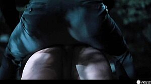 Пышная девчонка трахается с тремя парнями в лесном безумии!