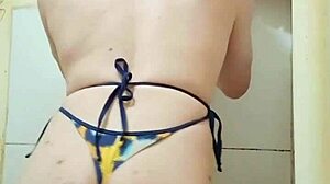 שמל לטינית בתחתונים ביקיני מציגה תחת חם