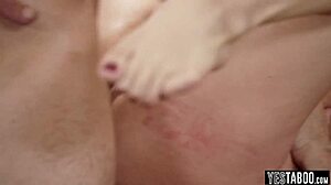 Блондинка актриса навежда се за груб анал тройка.