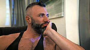 Hete romkamerater deler intens homosex i studenthybel-thriller