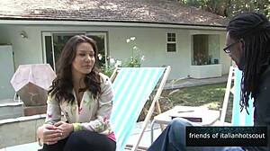 Soy una chica de piel clara tomando una polla negra enorme en acción salvaje