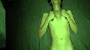 Ázijská teen Luna strieka tvrdo s mokrou pičou po vibratorovej hre