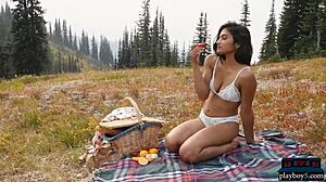 एक्सोटिक कैनेडियन प्लेबॉय मॉडल आउटडोर बोट पर नेकेड स्ट्रिप करती है