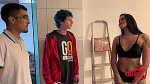 Cliente quente se despe nua no quarto ansiando por ação dura para consertar a internet