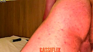 olha o tamanho desse pau gigante entrando no meu c� e me enchendo de leitinho assista completo no cassiflix