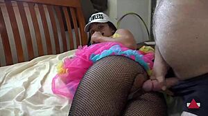 为了射在我的渔网袜上，更用力打我屁股！