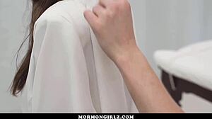 Mormongirlz - Joven Inocente 18+ Explora Sexo Lésbico con Curiosidad