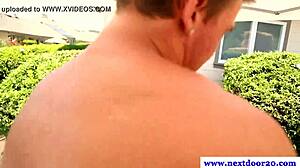 मस्कुलर जॉक्स टाइट गैंड को आउटडोर ग्रुप में पाउंड करते हैं। धूप में पसीना टपकता है।