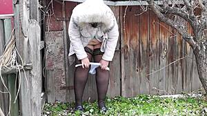 Milf pulpeuse à chatte poilue pisse dehors et à la maison dans une compil fetish sauvage