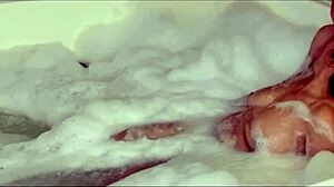 Agarabas dan Olpr lakuin blowjob serta ciuman dengan cum di pantat botak di adegan voyeur