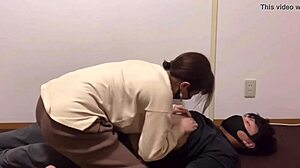 สาวญี่ปุ่นโจมตีหนุ่มร้อนด้วยการเล่นหัวนมและขี่แบบดิบ! ดูเธอครอบงำด้วยดูดควยและครีมพาย