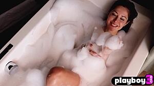 Украинската milf Diana Lark позира гола с мокро тяло