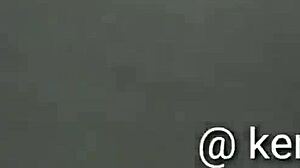 Латинка с големи цици показва гърдите си публично на открито