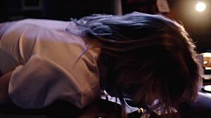 外星寄生虫让女孩们在被附身女同行动中疯狂