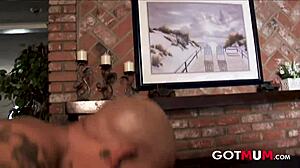 เอ็บบอนี่ มิลฟ์สักลายบดควยดำยักษ์ด้วยนมใหญ่