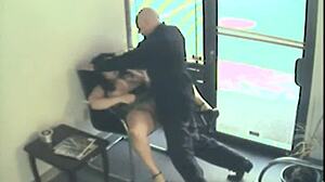 Chubby kjæreste suger kuk i offentlig butikk skandale!