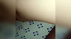 niin tämä kaveri odottaa hänen kanssaan punaisissa alushousuissa kotona seksikkään creampie-toiminnan