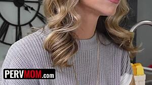 ¡Oye hijastro, quieres oír mis salvajes antojos sexuales ahora?