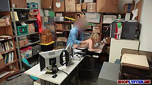 Zoe Parker azota duro a la rubia pequeña 18+ en acción de tienda callejera