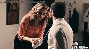 Sexede Tiffany Watson gør rent og sutter stor pik som en pro