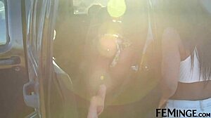 Deze stunning modellen gaan in een interracial threesome met vingeren en likken