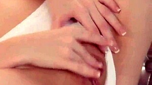 Scarlet Veronica Radke se deleita en masturbación solitaria con movimientos sexys intensos