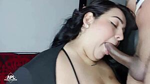 قبضت على ابن زوجي الشرير يضرب خنثه، أعطيته أفضل مص زب لنهاية سعيدة