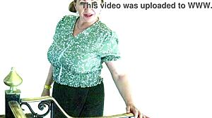 Granny busty chaude MariaOld séduit en bas avec gestes coquins