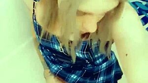 スタニングトラニーがストッキングでクリッティーを吸ってシゴく