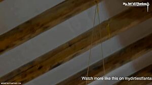 Sıcak erkek İngiliz twink sürtükle fetişleri keşfediyor