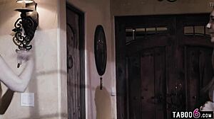 Bujná mladá dospeláčka 18+ opatrovateľka Gabbie Carter prichytená v pokrútených rodičovských hardcore hrách