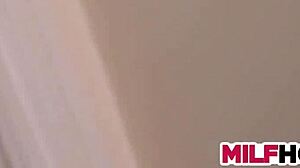 Jeune et cougar belle-maman partagent un trio camgirl sauvage