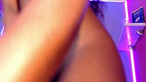 Watch this Latina on webcam using her dildo!