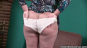 جدة 51 عامًا حلماتها تسيل وكسها يقطر في جوارب نايلون سولو