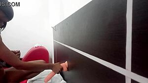 Solamente el dildo me lo hace mejor que esos hombres con pene enano!