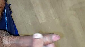 सोलो गे लड़का होटल फ्लोर पर जोरदार स्ट्रोक के बाद झड़ा! 💦