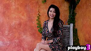 Wow, payudara besar Viviane Leigh dan tubuh Asia sempurna bersinar di pose Playboy!