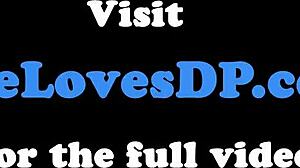 Елегантна европейска милф взема анален, докато смуче твърд кур.