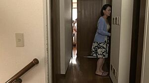 Francoski in japonski zrel par se potopi v vročo oralno akcijo.