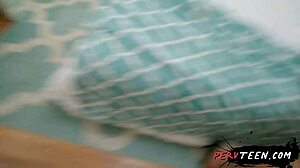 신랑이 결혼식에서 신부 들러리와 뜨거운 섹스 몰래 해