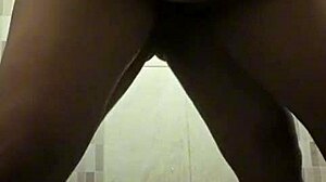 Ibu Mertua Asia Amatir Payudara Besar Handjob dan Squirting di Toilet dengan Aksi Memek Rumahan