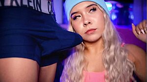 Blondi yliopisto-cutie kiusaa poikaystävänsä kyrpää bokserien päällä, niin kuuma!