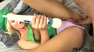 Mofozo Com - 18-ročná blondínka predáva svoju tesnú piču